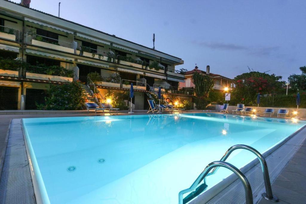 Appartamenti Residence Il Porto 13 E 16 포르투 아주로 외부 사진